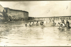 Soldaten der deutschen Armee beim Baden an der Front während des Ersten Weltkriegs im Jahr 1916