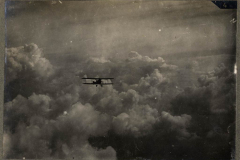 Luftkampf über den Wolken während des Ersten Weltkriegs in den frühen 1910er Jahren