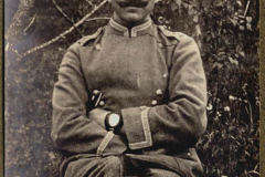 Soldat im Ersten Weltkrieg posiert im Freien während der 1910er Jahre