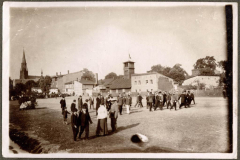Soldaten und Zivilisten auf dem Weg zur Feier im Ersten Weltkrieg, eine Stadt in Deutschland, circa 1918