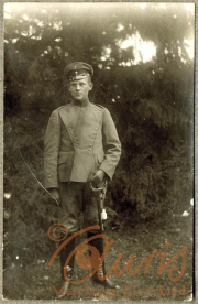 Soldat im Ersten Weltkrieg vor einem Wald im Jahr 1917