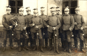 Soldaten des Ersten Weltkriegs in Uniform vor einem Gebäude während des Konflikts