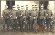 Gruppenfoto deutscher Soldaten im Ersten Weltkrieg vor einem Gebäude in den Jahren 1914 bis 1918