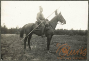 Reiter des Ersten Weltkriegs in Felduniform auf einem Pferd, circa 1914-1918