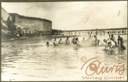 Soldaten der deutschen Armee beim Baden an der Front während des Ersten Weltkriegs im Jahr 1916