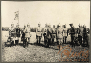 Soldaten des Ersten Weltkriegs versammeln sich auf dem Feld zur Befehlsausgabe