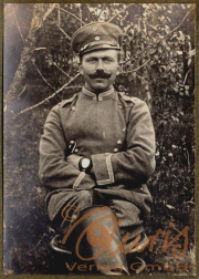 Soldat im Ersten Weltkrieg posiert im Freien während der 1910er Jahre