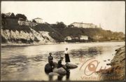 Blick auf eine Flusslandschaft mit Frauen in der Nähe einer Stadt während des Ersten Weltkriegs