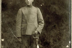 Soldat im Ersten Weltkrieg vor einem Wald im Jahr 1917