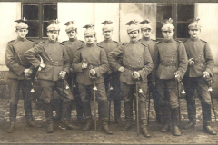 Gruppenfoto deutscher Soldaten im Ersten Weltkrieg vor einem Gebäude in den Jahren 1914 bis 1918