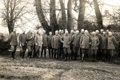 Gruppenaufnahme von Offizieren des deutschen Heeres während des Ersten Weltkriegs in einem Garten