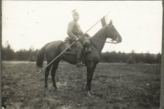 Reiter des Ersten Weltkriegs in Felduniform auf einem Pferd, circa 1914-1918