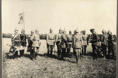 Soldaten des Ersten Weltkriegs versammeln sich auf dem Feld zur Befehlsausgabe