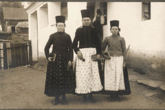 Kostüme und Traditionen aus der Zeit des Ersten Weltkriegs in der ländlichen Umgebung