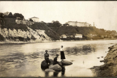 Blick auf eine Flusslandschaft mit Frauen in der Nähe einer Stadt während des Ersten Weltkriegs