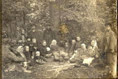 Gruppenszene mit Soldaten und Zivilisten am Lagerfeuer während des Ersten Weltkriegs im Wald