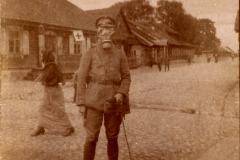 Soldat trägt Gasmaske während des Ersten Weltkriegs in einer Stadtstraße
