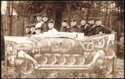 Soldaten im Ersten Weltkrieg mit einem dekorativen Bierwagen im Jahr 1914