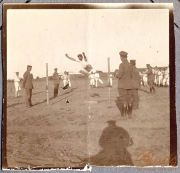 Soldaten beim Hochsprung im Ersten Weltkrieg in einem Trainingslager