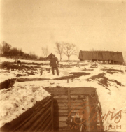 Soldaten im Schützengraben während des Ersten Weltkriegs in einer verschneiten Landschaft