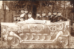 Soldaten im Ersten Weltkrieg mit einem dekorativen Bierwagen im Jahr 1914