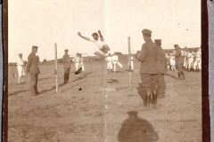 Soldaten beim Hochsprung im Ersten Weltkrieg in einem Trainingslager