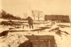 Soldaten im Schützengraben während des Ersten Weltkriegs in einer verschneiten Landschaft