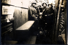 Soldaten im Schützengraben während des Ersten Weltkriegs in Europa um 1916