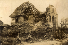 Zerstörte Häuser und Verwüstung nach den Kämpfen im Ersten Weltkrieg in einer ländlichen Umgebung