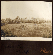 Gruppierung von Soldaten während des Ersten Weltkriegs in einem Feld bei Gernot im Jahr 1917