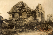 Zerstörte Häuser und Verwüstung nach den Kämpfen im Ersten Weltkrieg in einer ländlichen Umgebung