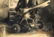 Motor eines Flugzeugs aus dem Ersten Weltkrieg mit Mechanikern in einer Werkstatt