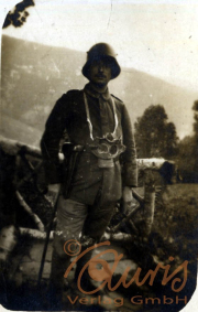 Soldat im Ersten Weltkrieg mit Gasmaske vor einer Waldlandschaft