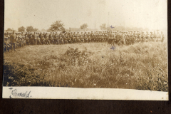 Gruppierung von Soldaten während des Ersten Weltkriegs in einem Feld bei Gernot im Jahr 1917