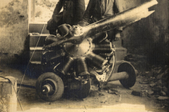 Motor eines Flugzeugs aus dem Ersten Weltkrieg mit Mechanikern in einer Werkstatt