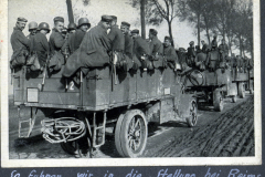 Soldaten auf Militärfahrzeugen während des Ersten Weltkriegs in der Nähe von Reims
