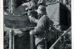 Soldaten bereiten sich im Ersten Weltkrieg auf den Einsatz mit Gewehrgranaten vor