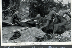 Infanterie im Ersten Weltkrieg bei einem Sturmangriff auf feindliche Stellungen im Wald
