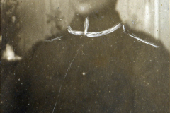 Soldat im Ersten Weltkrieg in einer Innenaufnahme mit blauer Uniform und nachdenklicher Miene