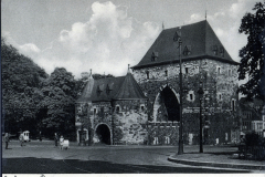 Potsdamer Tor in Aachen während des Ersten Weltkriegs mit historischen Straßenbahnen