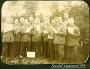 Soldaten des Ersten Weltkriegs im Friedhof von Langemarck 1915 mit Briefen und Dokumenten in der Hand
