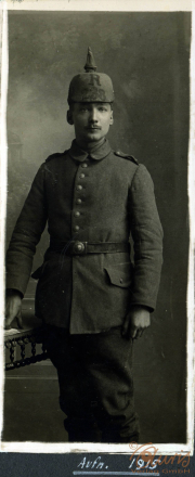 Soldat im Uniform des Ersten Weltkriegs aus dem Jahr 1915 in einem Studio aufgenommen