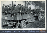 Soldaten auf Militärfahrzeugen während des Ersten Weltkriegs in der Nähe von Reims