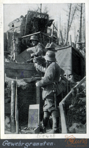 Soldaten bereiten sich im Ersten Weltkrieg auf den Einsatz mit Gewehrgranaten vor