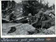 Infanterie im Ersten Weltkrieg bei einem Sturmangriff auf feindliche Stellungen im Wald