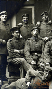 Soldaten des Ersten Weltkriegs in Uniform versammelt in einer Kaserne während des Konflikts