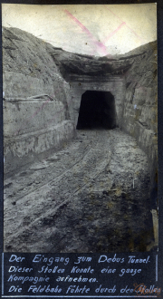 Eingang zum Debus Tunnel während des Ersten Weltkriegs, ein wesentlicher Transportweg für Truppen und Material