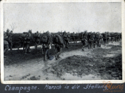 Soldaten marschieren im Ersten Weltkrieg durch Champagne in die Stellung