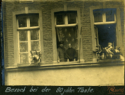 Besuch bei der Tante während des Ersten Weltkriegs in einem deutschen Wohnhaus