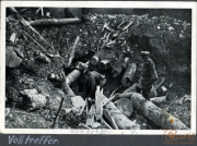 Soldaten inspizieren Schützengraben während des Ersten Weltkriegs in einem bewaldeten Gebiet